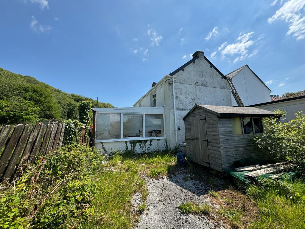 Lot: 126 - ONE-BEDROOM COTTAGE ON A GENEROUS PLOT - View of the property from the side
